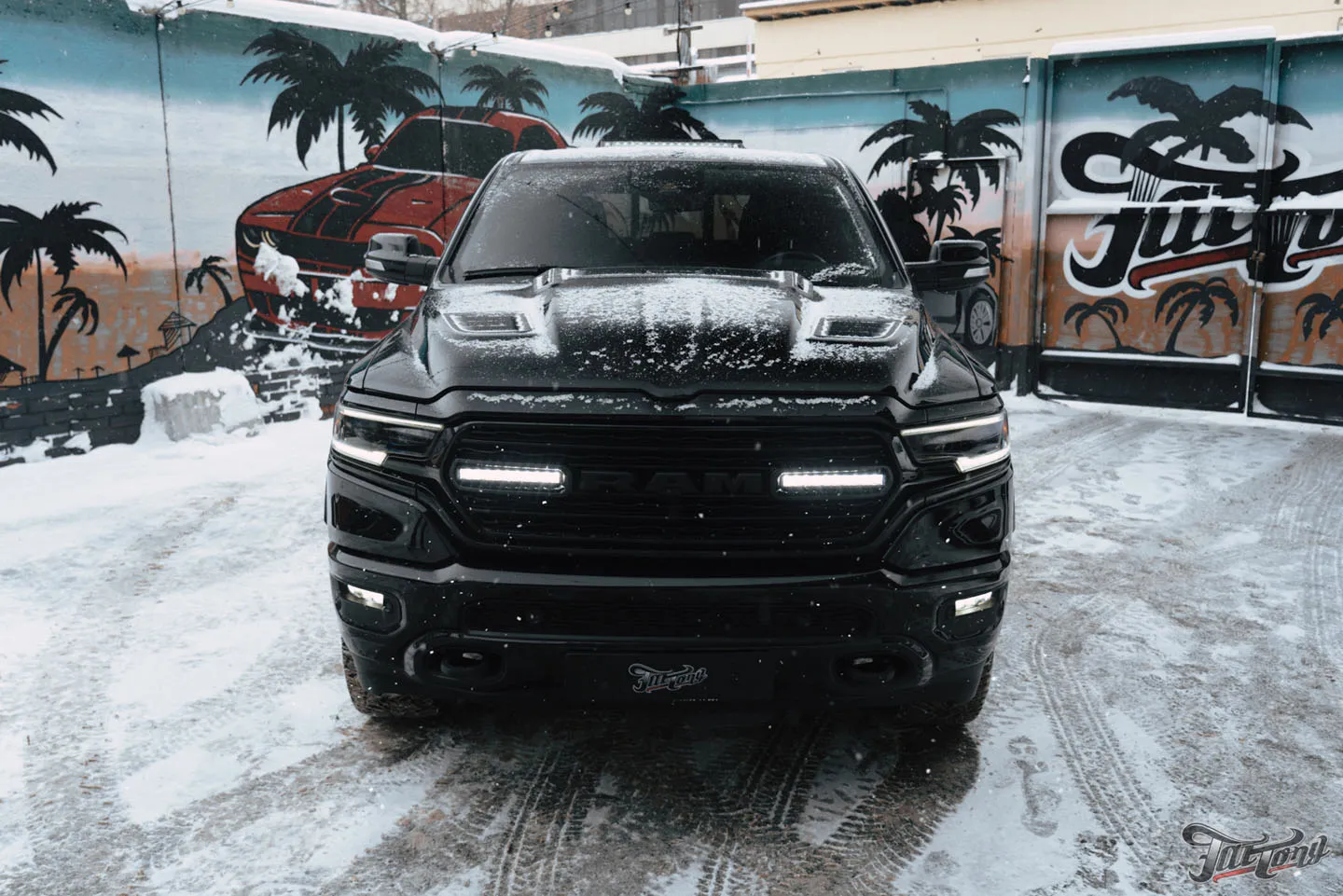 Установка модулей дальнего света Rigid, новая выхлопная система и химчистка салона для RAM 1500